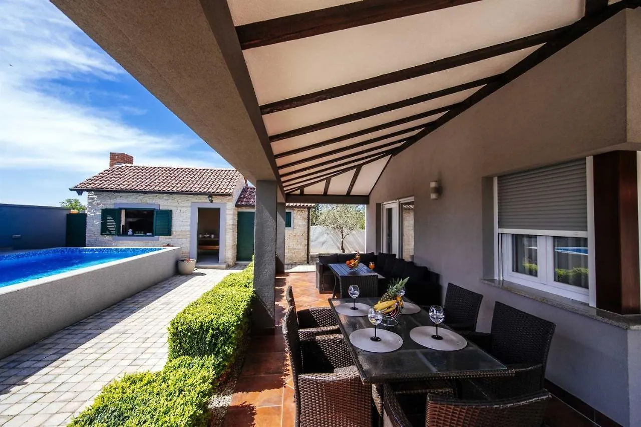 Villa Enna With Heated Pool, Zadar Crno