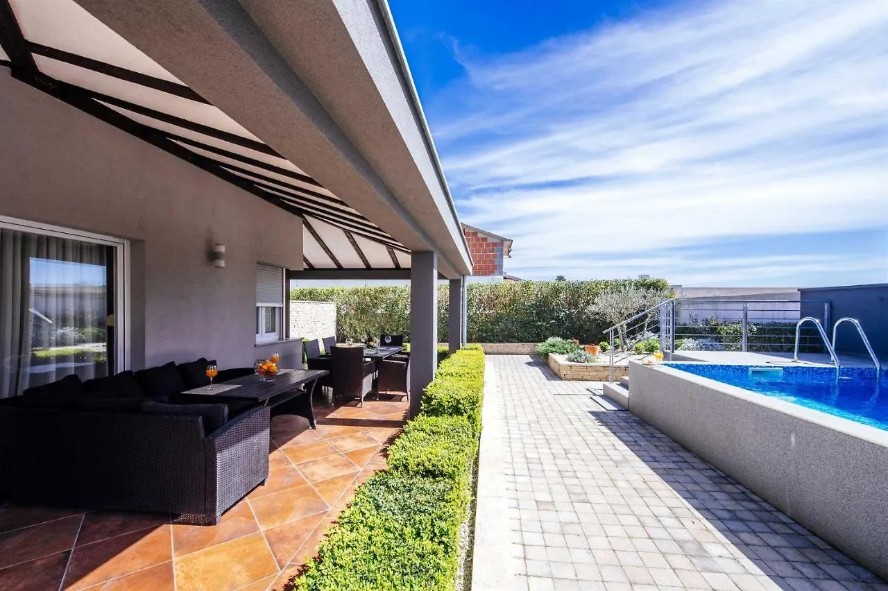 Villa Enna With Heated Pool, Zadar Crno