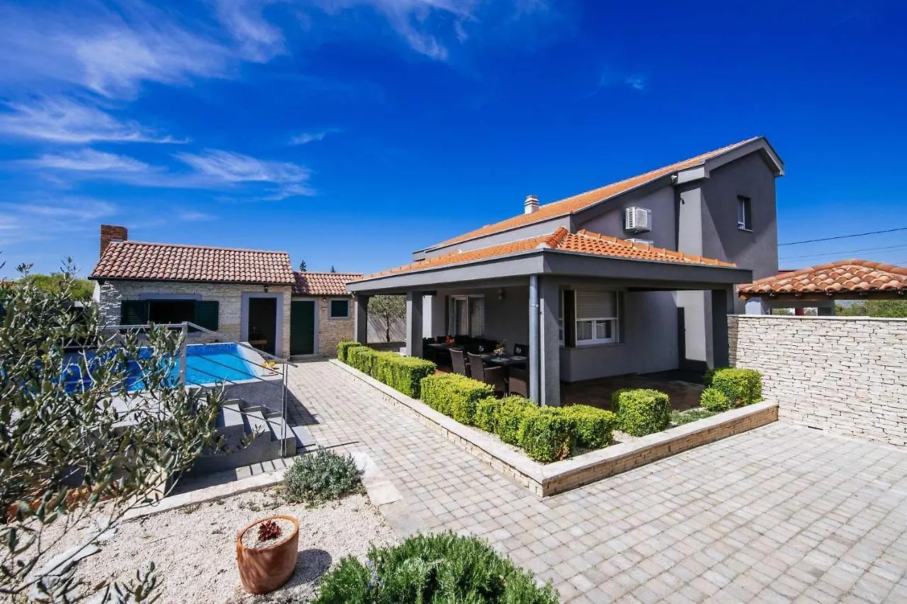 Villa Enna With Heated Pool, Zadar Crno