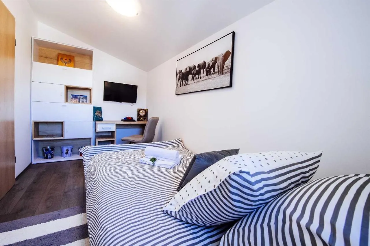 Villa Enna With Heated Pool, Zadar Crno 0*,  Croatia