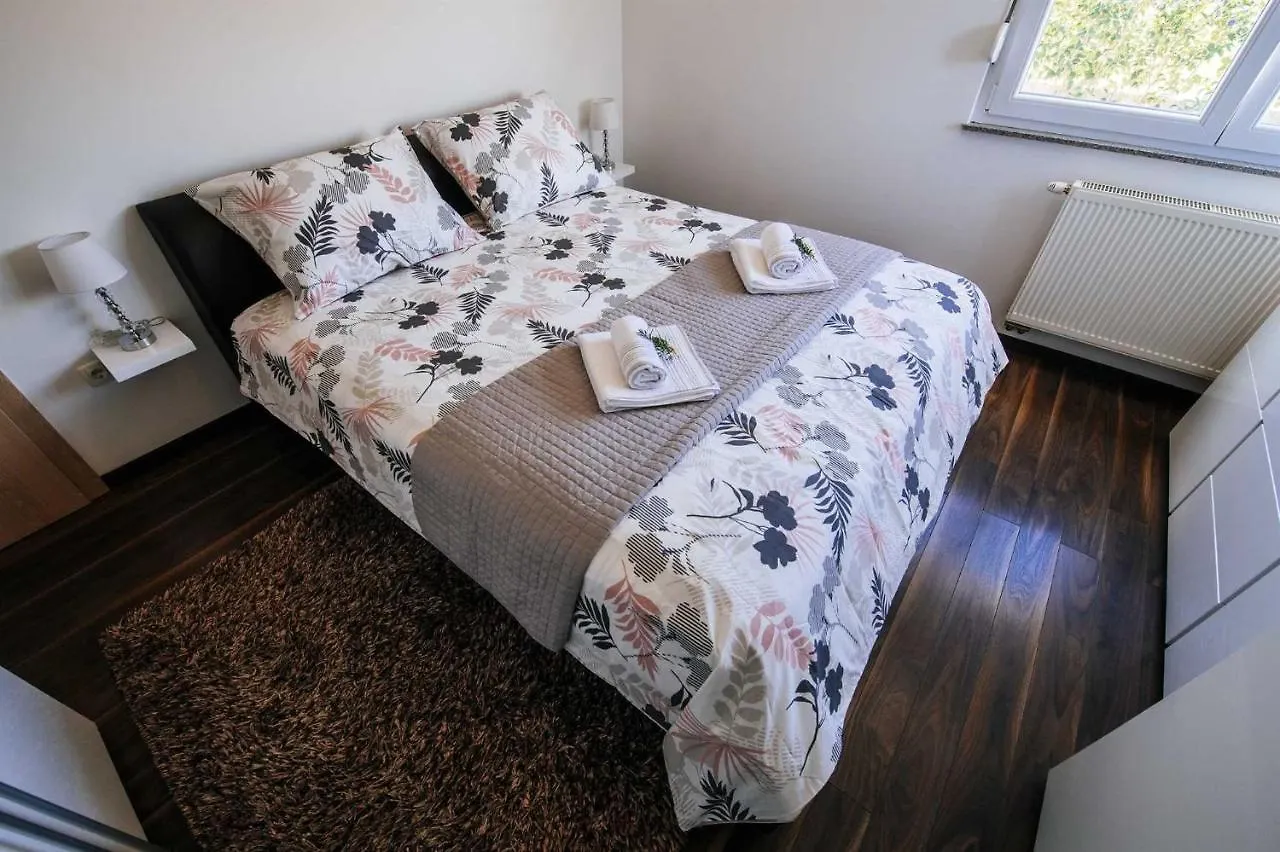 Villa Enna With Heated Pool, Zadar Crno