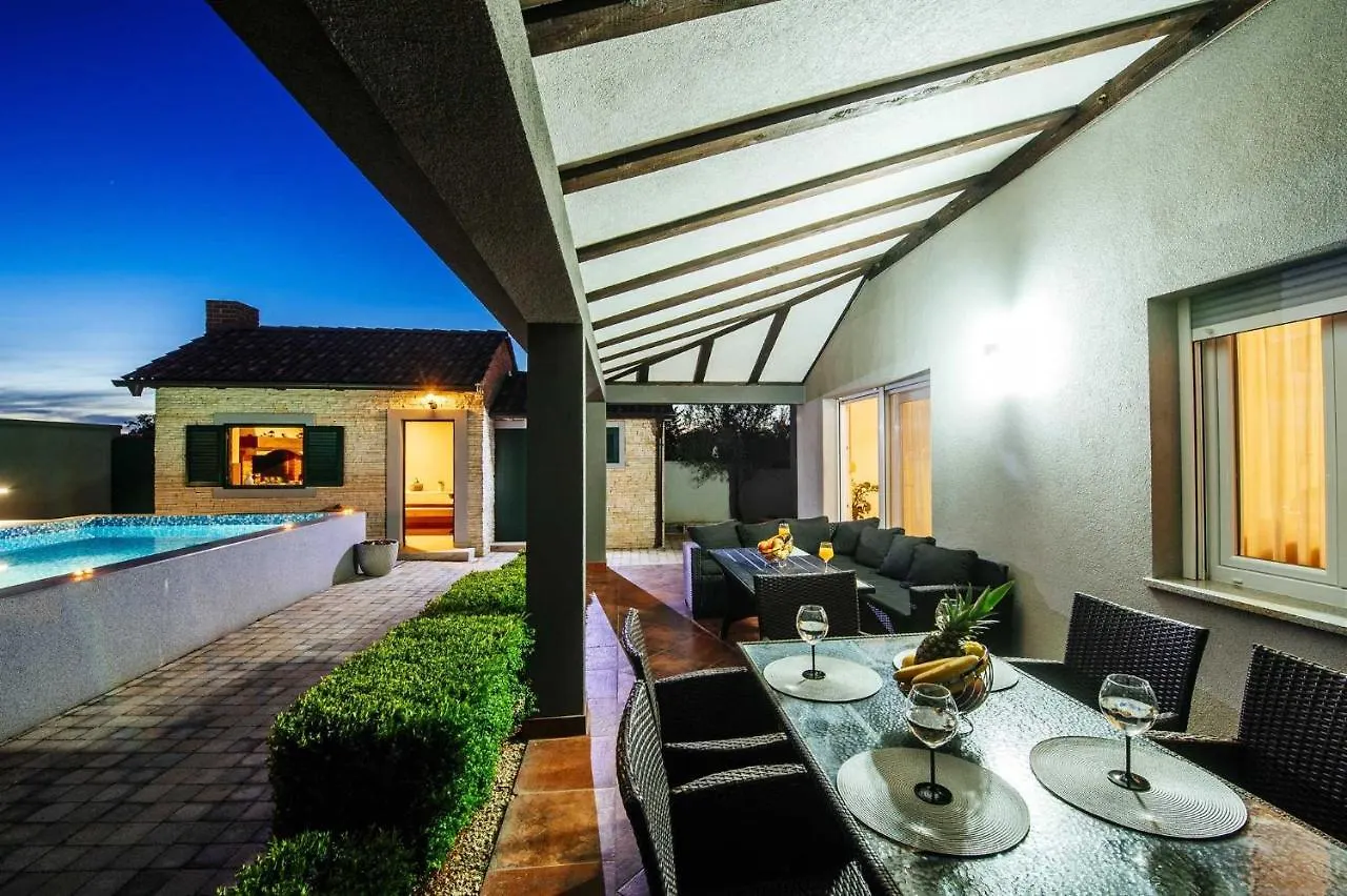 Villa Enna With Heated Pool, Zadar Crno