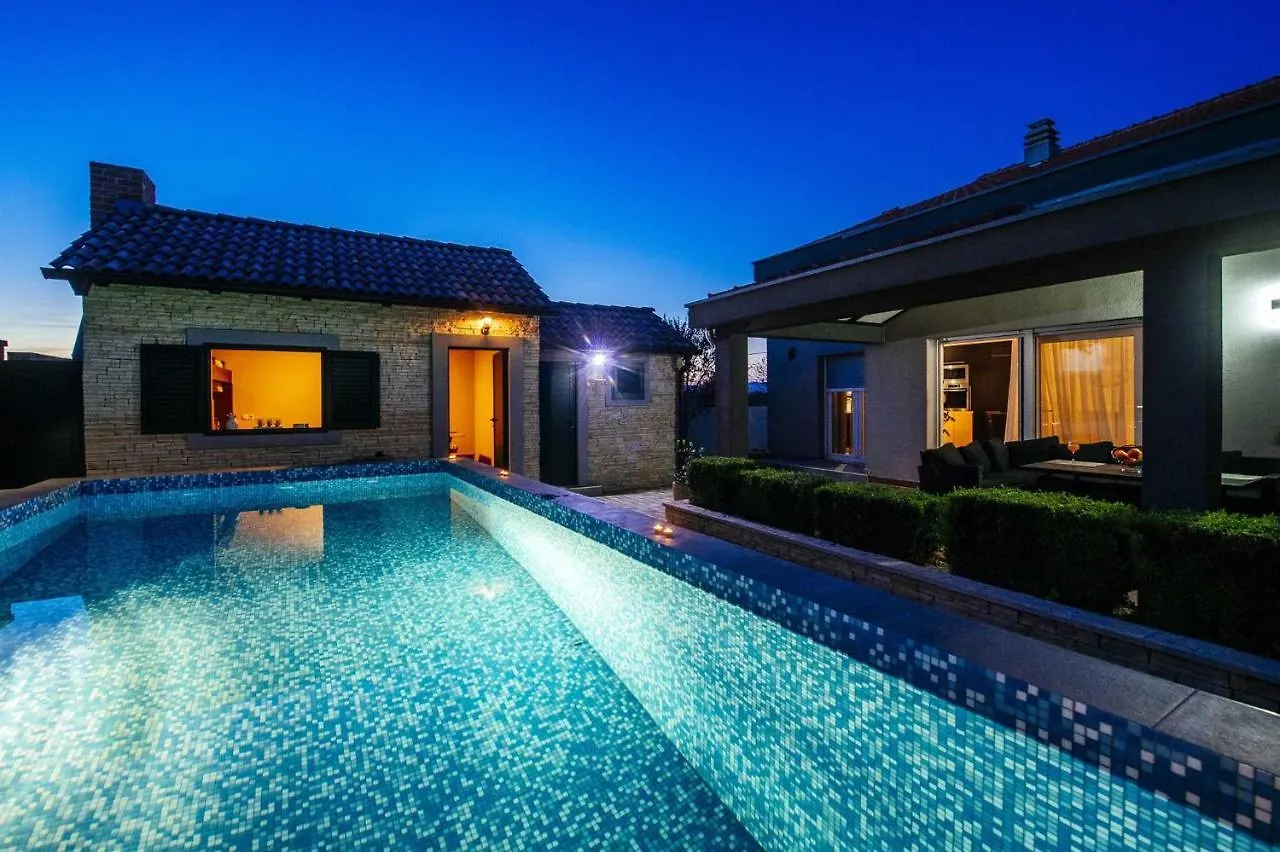 Villa Enna With Heated Pool, Zadar Crno