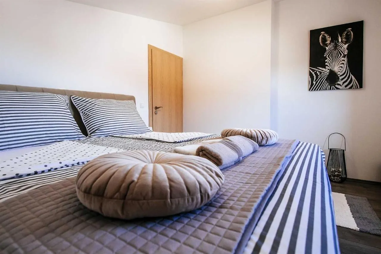 Villa Enna With Heated Pool, Zadar Crno