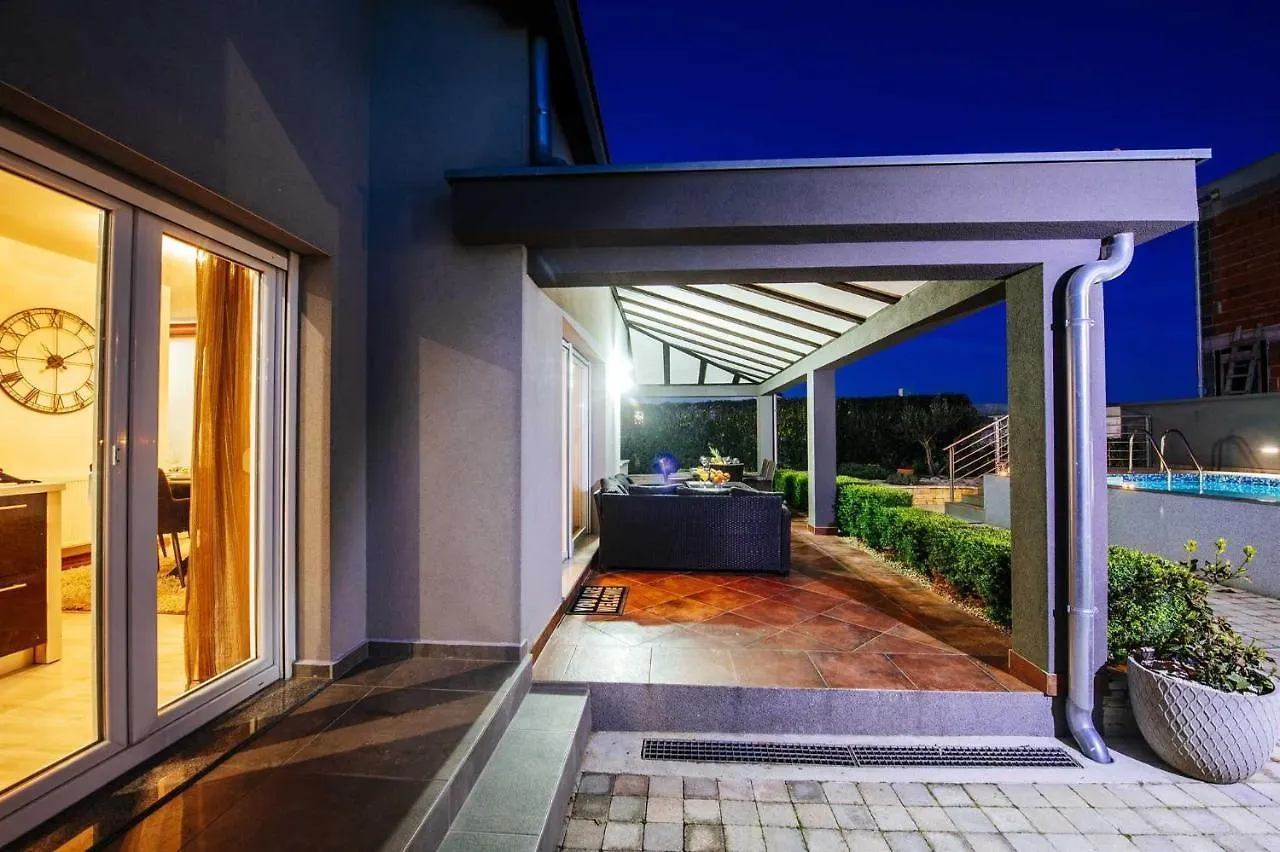Villa Enna With Heated Pool, Zadar Crno