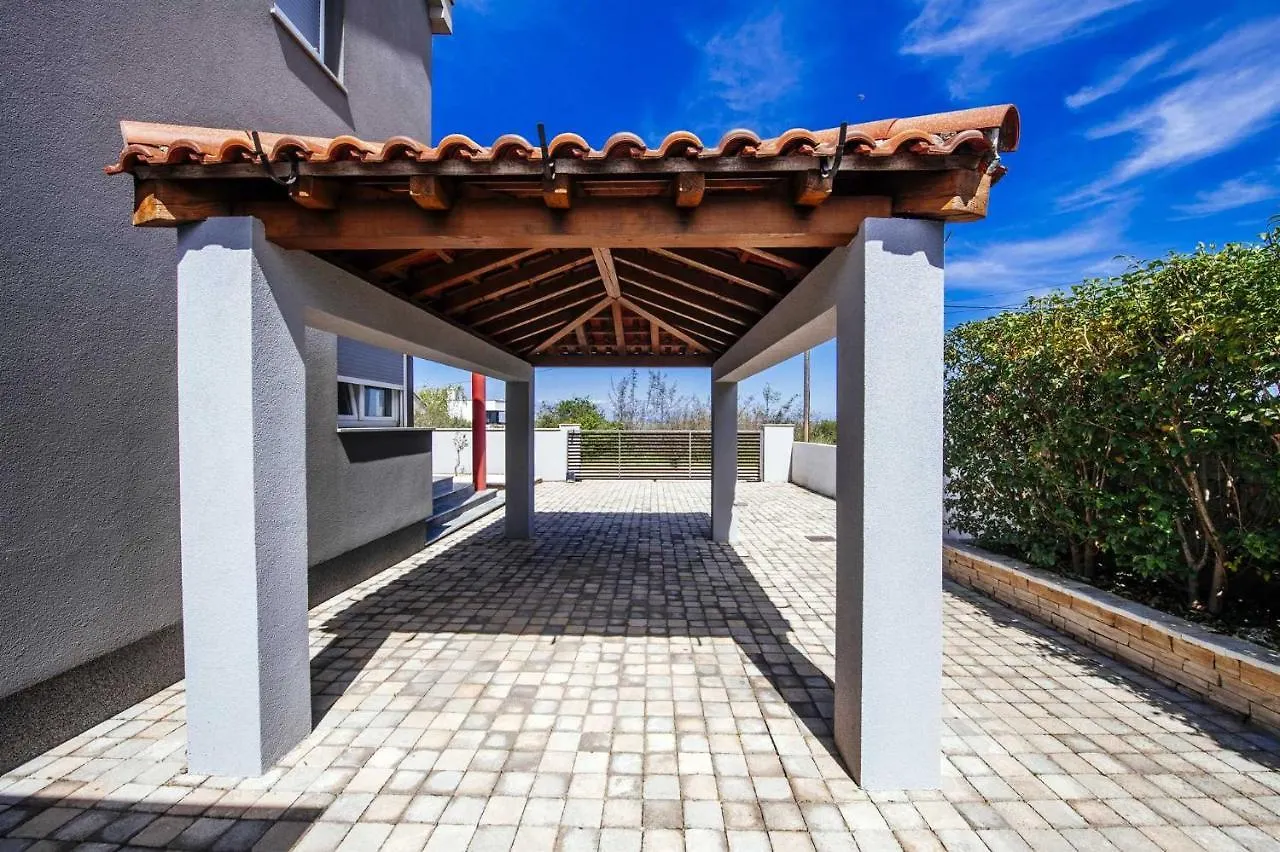 Villa Enna With Heated Pool, Zadar Crno