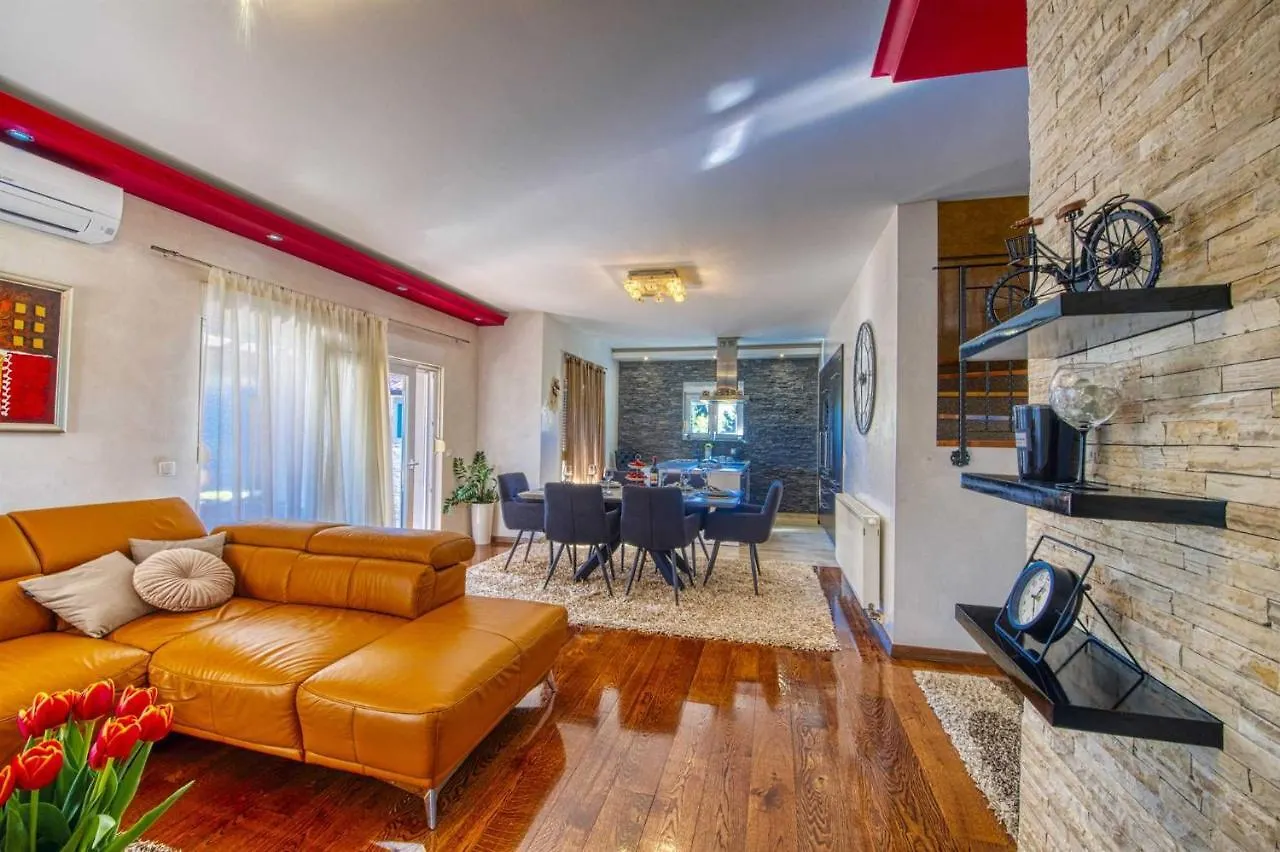 Villa Enna With Heated Pool, Zadar Crno