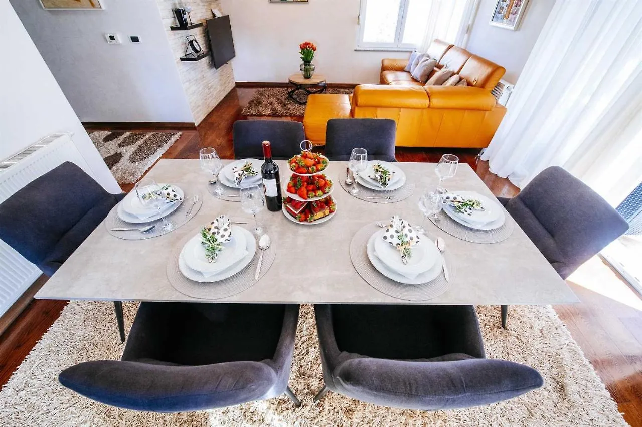 Villa Enna With Heated Pool, Zadar Crno