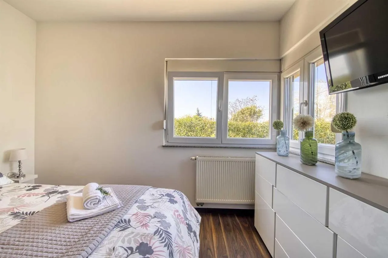 Villa Enna With Heated Pool, Zadar Crno