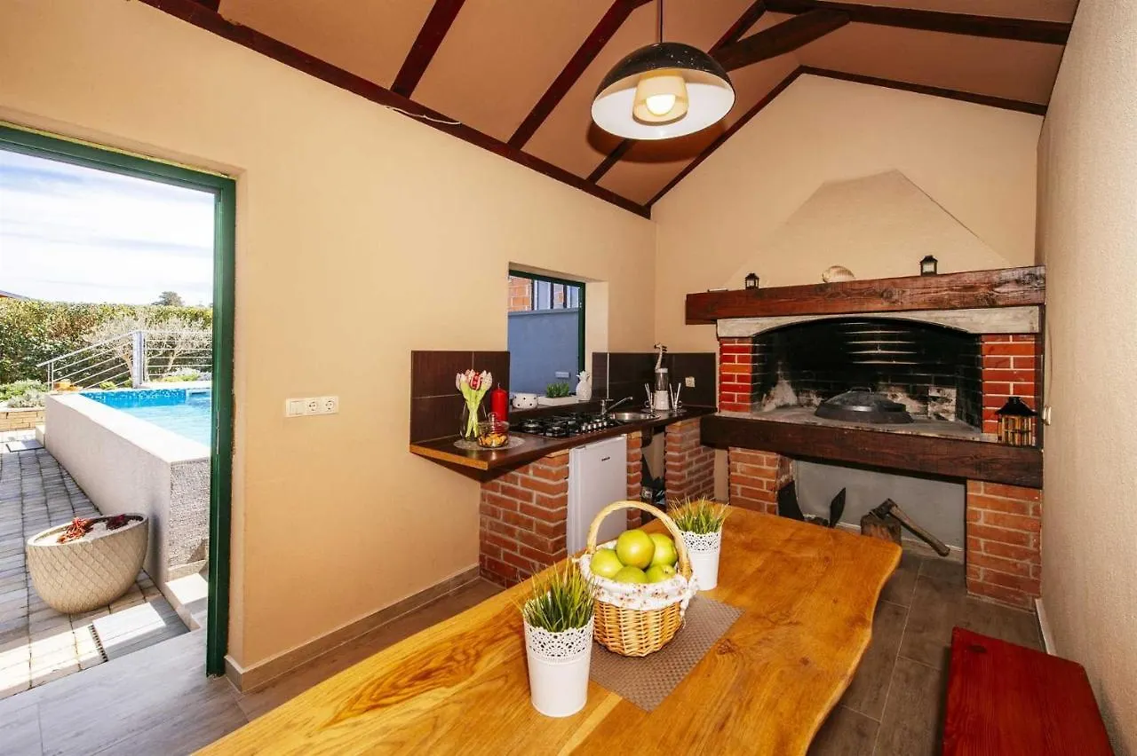 Villa Enna With Heated Pool, Zadar Crno
