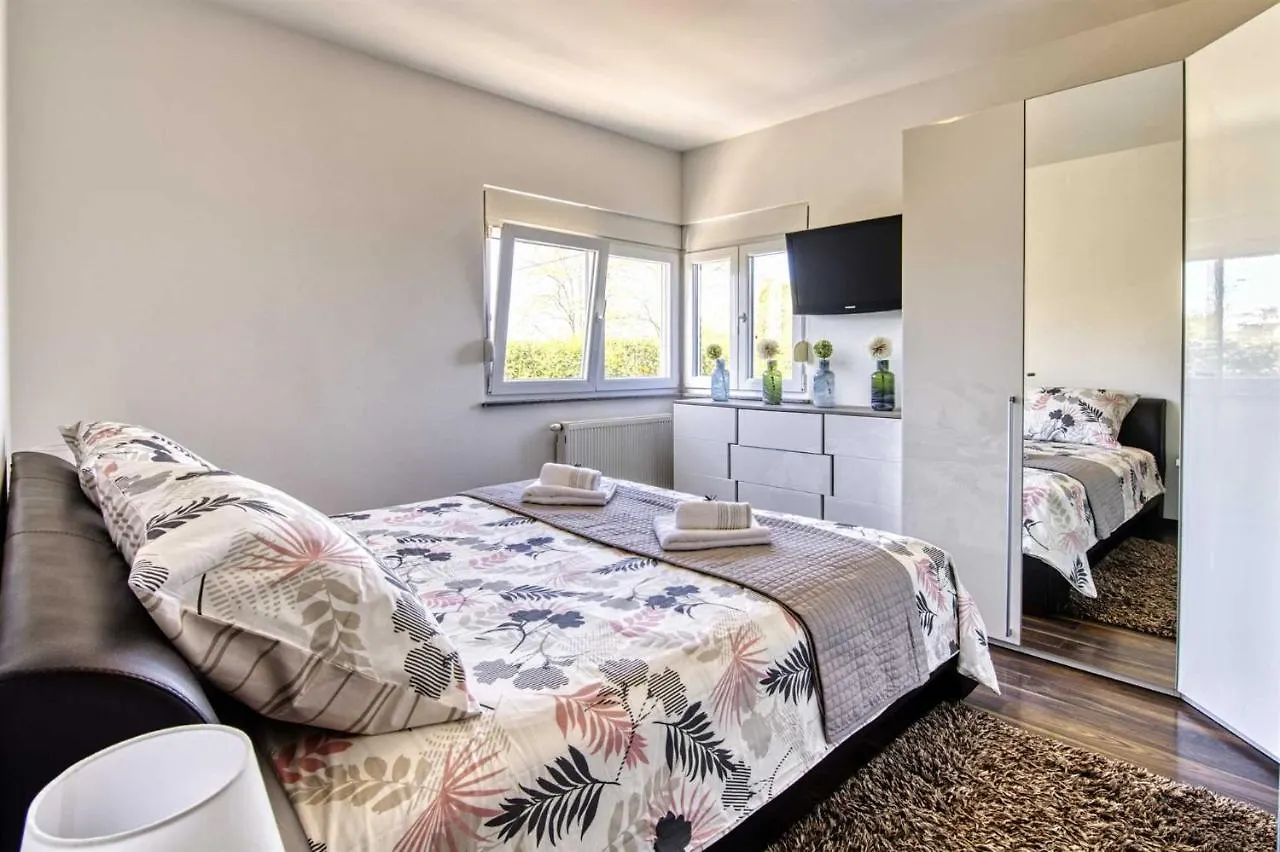 Villa Enna With Heated Pool, Zadar Crno