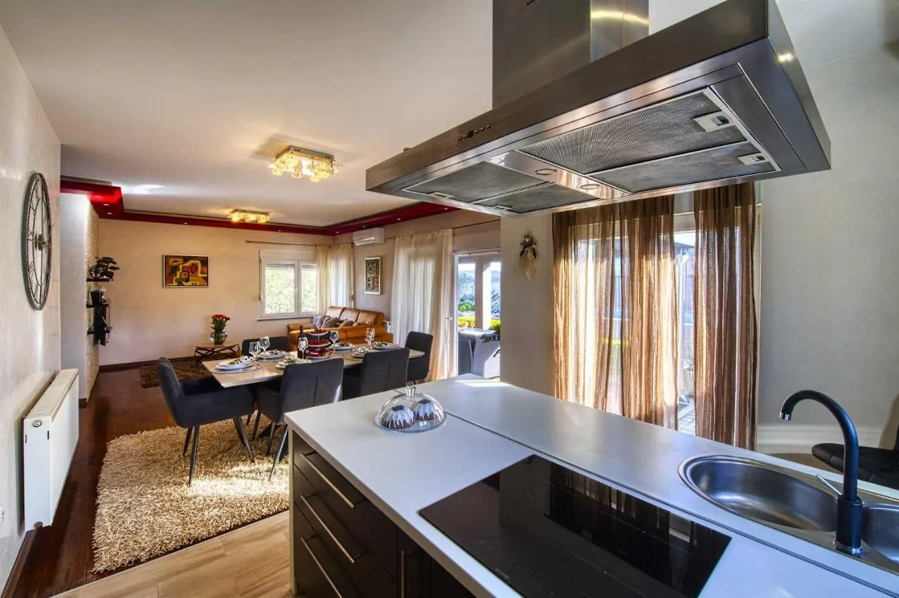 Villa Enna With Heated Pool, Zadar Crno