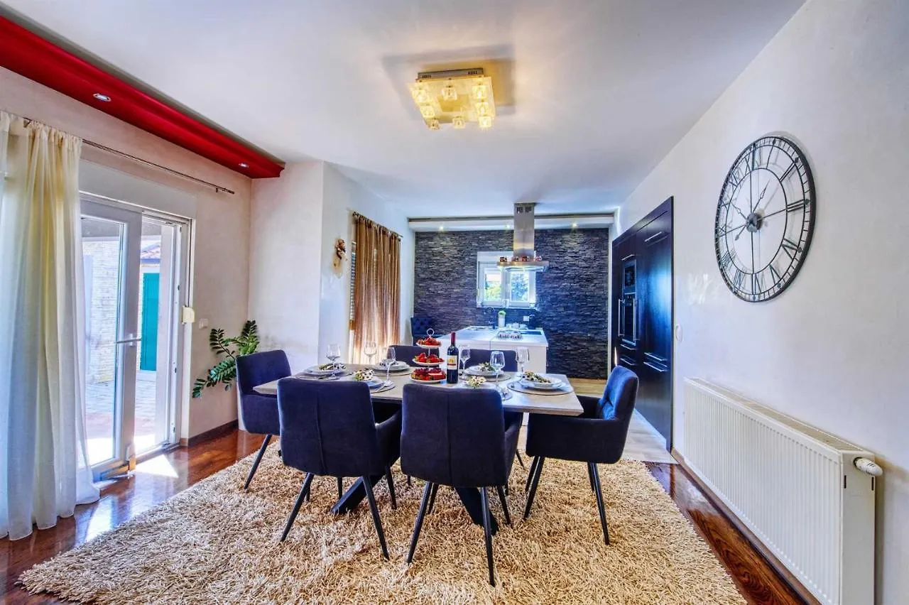 Villa Enna With Heated Pool, Zadar Crno