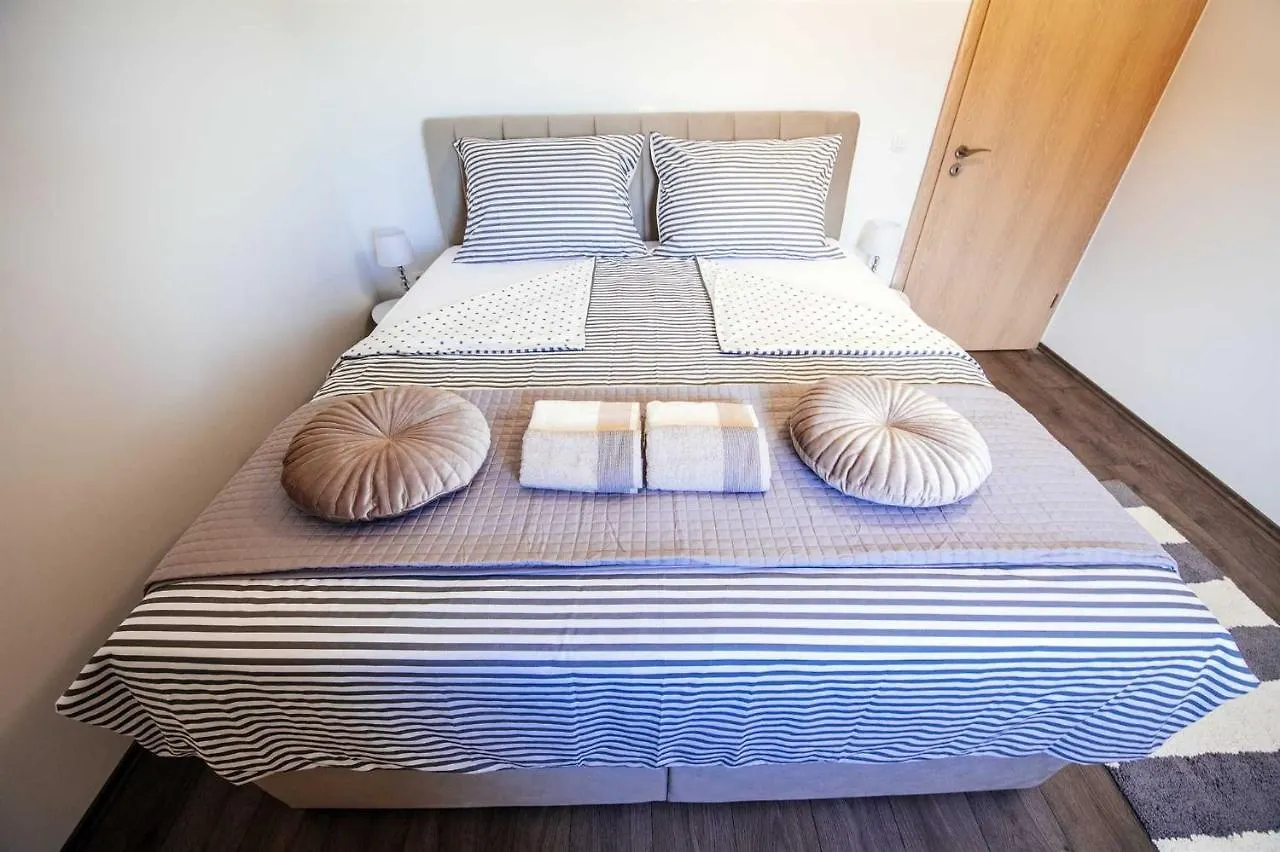 Villa Enna With Heated Pool, Zadar Crno