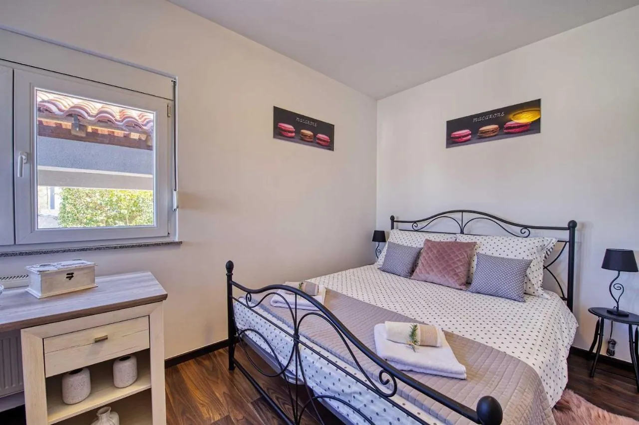 Villa Enna With Heated Pool, Zadar Crno