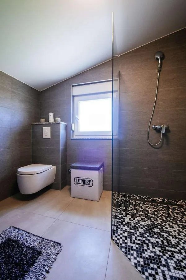 Villa Enna With Heated Pool, Zadar Crno