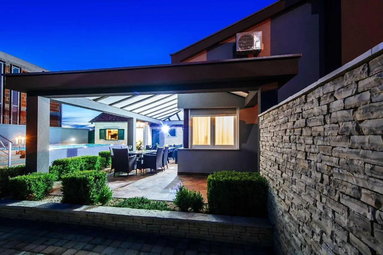 Villa Enna With Heated Pool, Zadar Crno